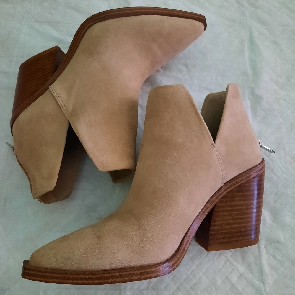 Vince Camuto VV-Gigietta Suede Booties. Size 6.5 Light-Tan Lux Kid Suede